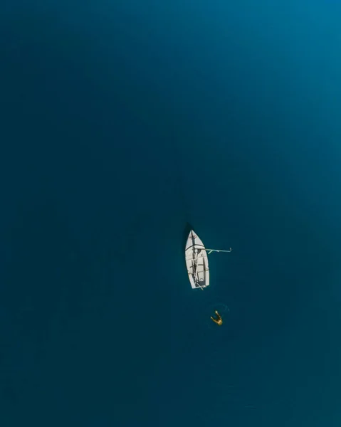 Eine Schöne Aufnahme Eines Segelbootes Strand — Stockfoto