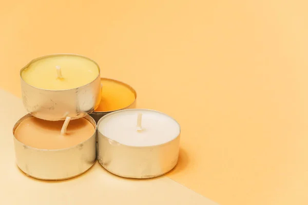 Eine Nahaufnahme Von Dekorativen Kerzen Auf Orangefarbenem Hintergrund — Stockfoto
