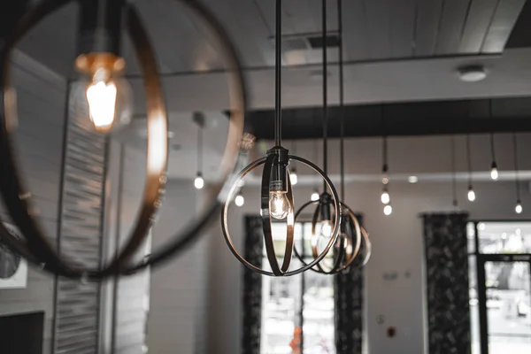 Mise Point Sélective Une Lampe Moderne Avec Une Ampoule Intérieur — Photo