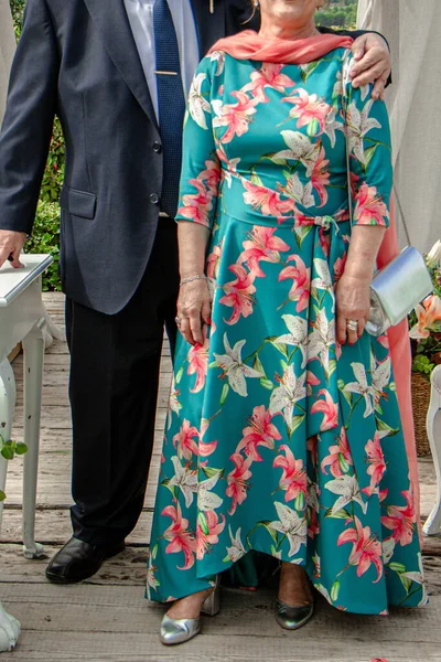 Casal Com Roupas Elegantes Evento Casamento Piso Madeira Com Buquês — Fotografia de Stock