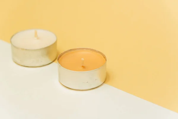 Eine Nahaufnahme Von Dekorativen Kerzen Auf Orange Weißem Hintergrund — Stockfoto