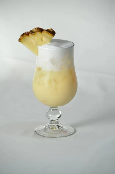 Ein Frischer Cocktail Pina Colada Isoliert Hellgrauen Hintergrund — Stockfoto