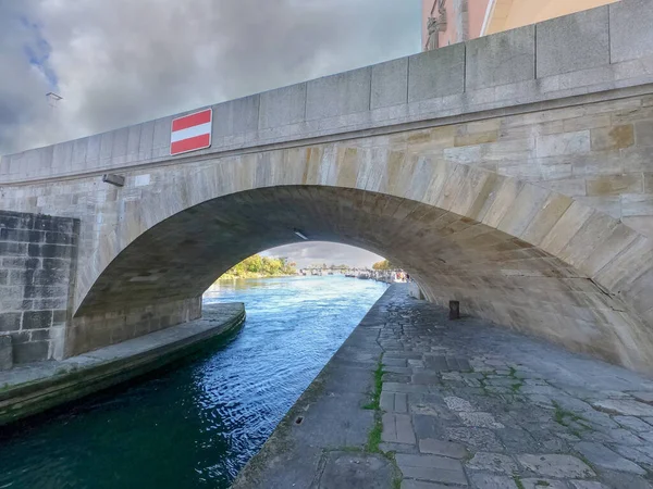 曇った空に向かって運河に架かるアーチ型の橋 — ストック写真