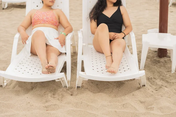 Two Female Tourists Private Beach Punta Centinela Ecuador — 图库照片