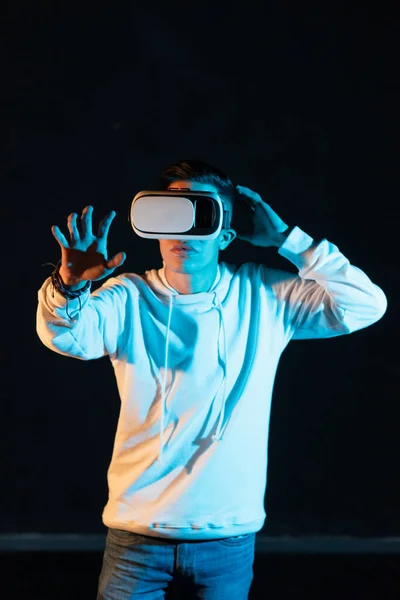 Joven Hombre Hispano Experimentando Realidad Virtual Por Primera Vez Fondo — Foto de Stock