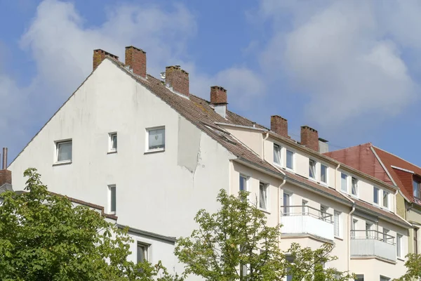 Μια Όμορφη Θέα Ενός Παλαιού Λευκού Κτιρίου Κατοικιών Στο Wilhelmshaven — Φωτογραφία Αρχείου