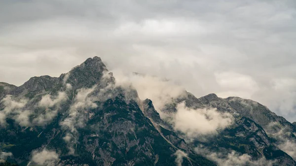 Захватывающий Вид Красивые Горы Облачным Небом — стоковое фото