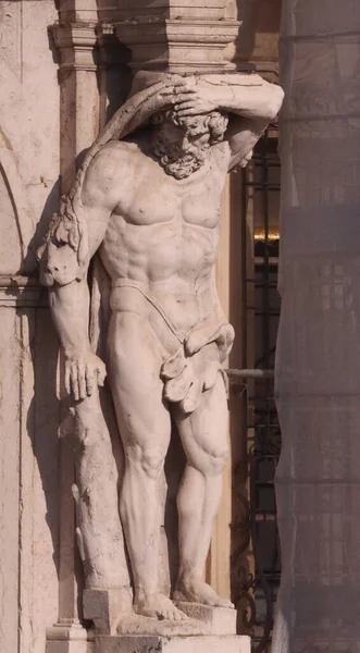 Colpo Verticale Una Statua Nella Città Mantova Italia — Foto Stock