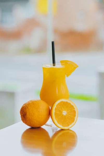 Frischer Orangensaft Mit Wasser Auf Holztischhintergrund — Stockfoto
