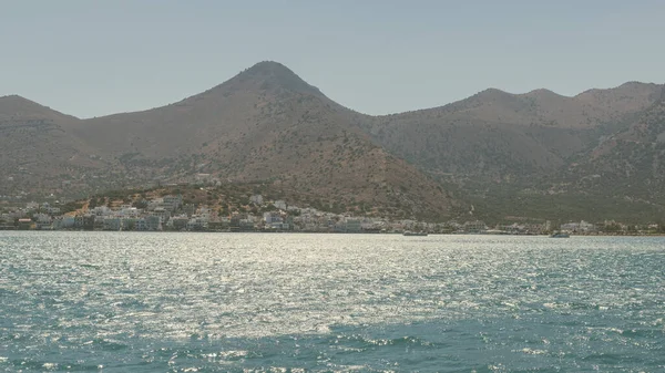 Yunanistan Girit Adasındaki Sakin Mavi Denizin Karşısındaki Tepelerin Manzarası — Stok fotoğraf