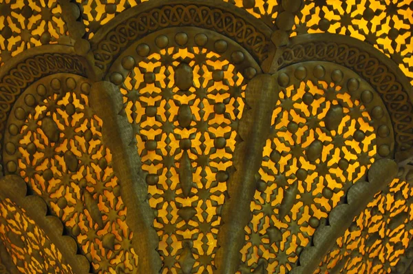 Ângulo Baixo Closeup Uma Luz Decorativa Teto Dourado Ornamental — Fotografia de Stock