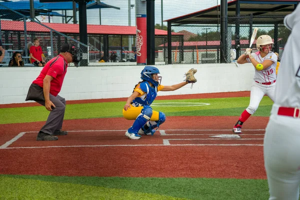 Baseball Női Játékosok Játszanak Pályán — Stock Fotó