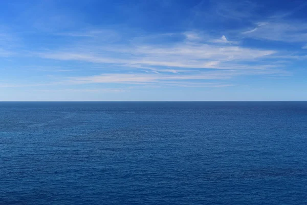 Ett Lugnt Landskap Horisonten Det Azurblå Havet Och Den Blå — Stockfoto