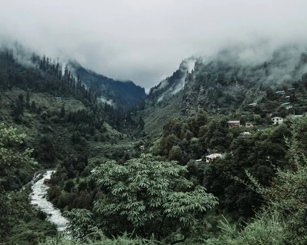 Mesmerizing Shot Mountainous Landscape Covered Clouds — Foto de Stock