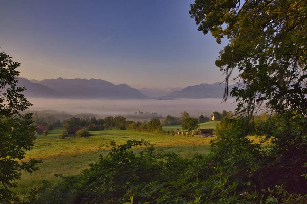 在雾蒙蒙的早晨 巴伐利亚阿尔卑斯山北缘的穆纳乌穆斯景观 — 图库照片
