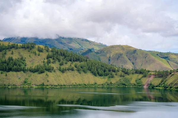 美丽的湖景和周围的小山 — 图库照片
