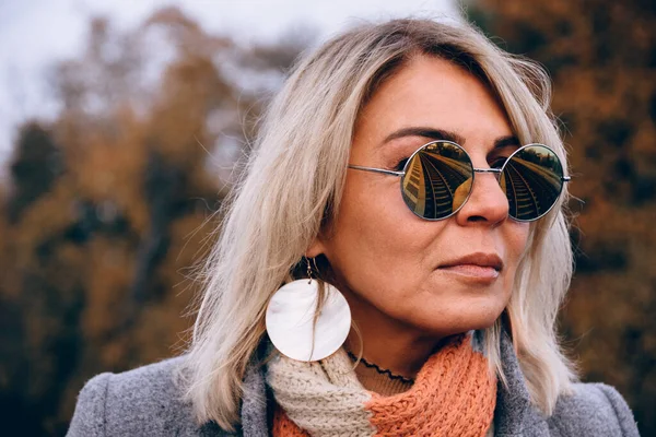Shallow Focus Shot Woman Sunglasses Big Earrings — Photo