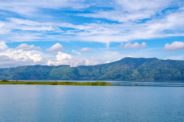 Uno Splendido Paesaggio Lago Delle Colline Circostanti — Foto Stock