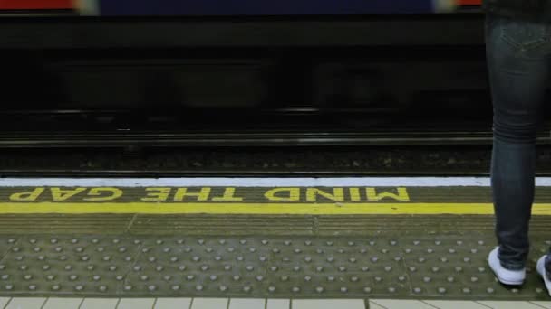 Homme Dans Une Station Métro — Video