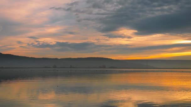 Prachtige Zonsondergang Boven Het Meer — Stockvideo