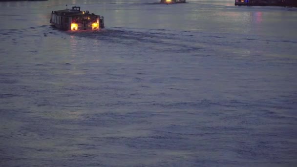 Trafikbilder Båtar Floden Kvällen — Stockvideo