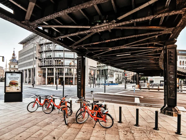 Прекрасный Снимок Велосипедов Припаркованных Улицах Гамбурга Германии — стоковое фото
