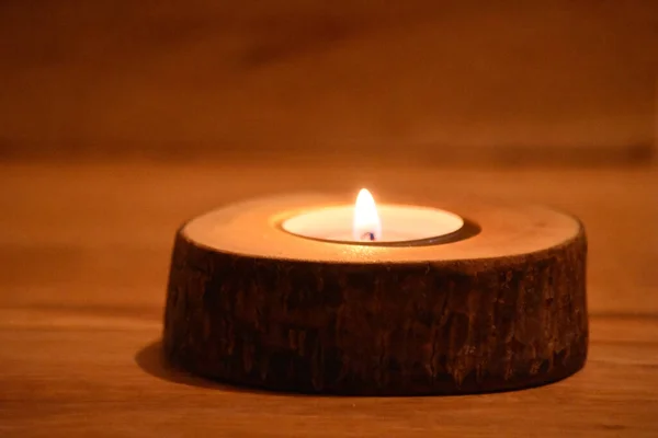 Eine Kerze Brennt Auf Einem Holztisch — Stockfoto