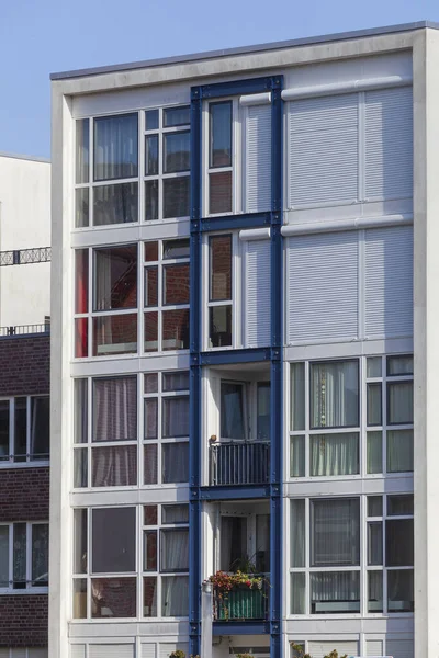 Одноманітна Житлова Будівля Блакитними Балконами Вільгельмсгафен Нижня Саксонія Німеччина — стокове фото