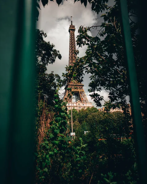 Ein Faszinierender Tiefpunkt Des Eiffelturms Hinter Den Bäumen — Stockfoto