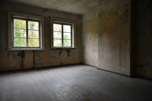 Quarto Vazio Com Paredes Velhas Enferrujadas Duas Janelas Uma Casa — Fotografia de Stock