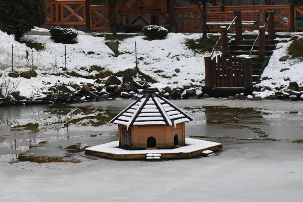 Holzhaus Mit Schnee Und Einem Baum — Stockfoto