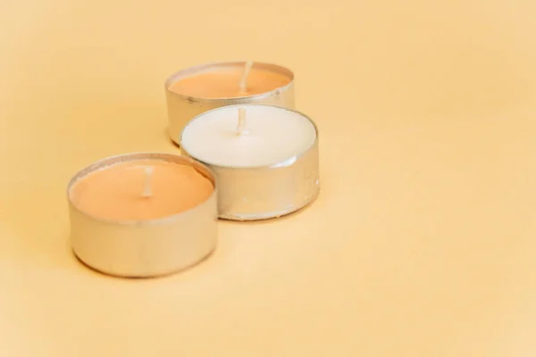 Eine Nahaufnahme Von Dekorativen Kerzen Auf Orangefarbenem Hintergrund — Stockfoto