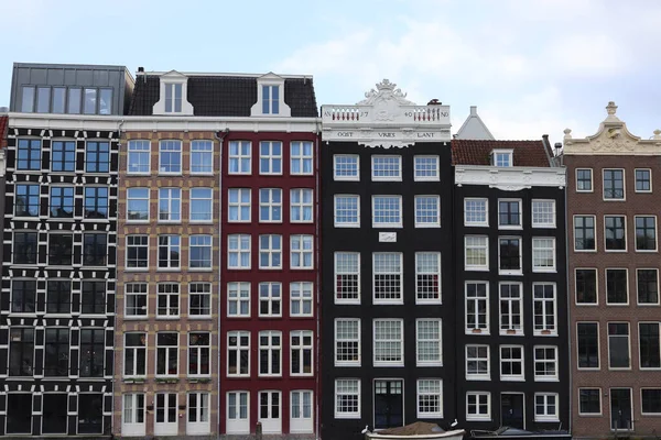 Krásné Zarovnané Budovy Amsterdamu Nizozemsko Mlhavou Světlou Oblohou — Stock fotografie