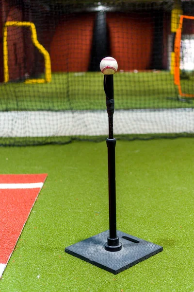 Bir Oyun Sahasında Beyzbol Topu — Stok fotoğraf