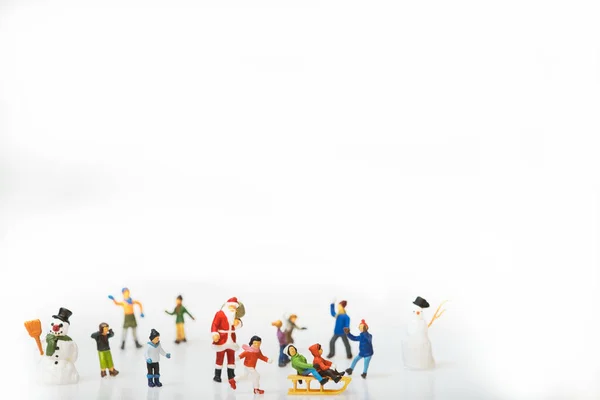 Een Kersttafereel Van Miniatuurfiguren Van Kinderen Kerstman Spelend Sneeuw — Stockfoto