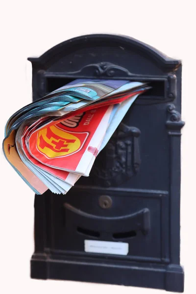 Eine Vertikale Aufnahme Eines Briefkastens Mit Werbung — Stockfoto