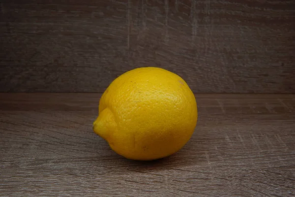 木製の表面に新鮮なレモンのクローズアップ — ストック写真