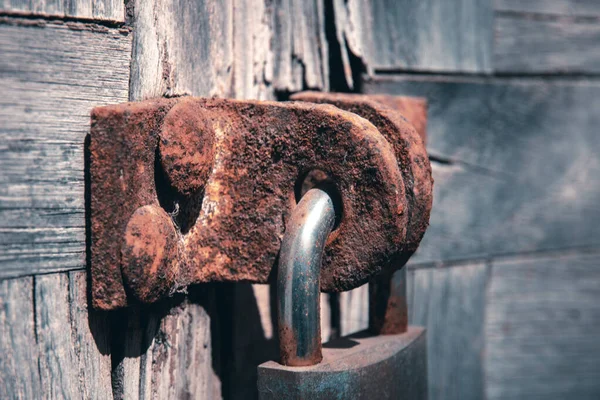 木制底座上的旧生锈的挂锁 — 图库照片