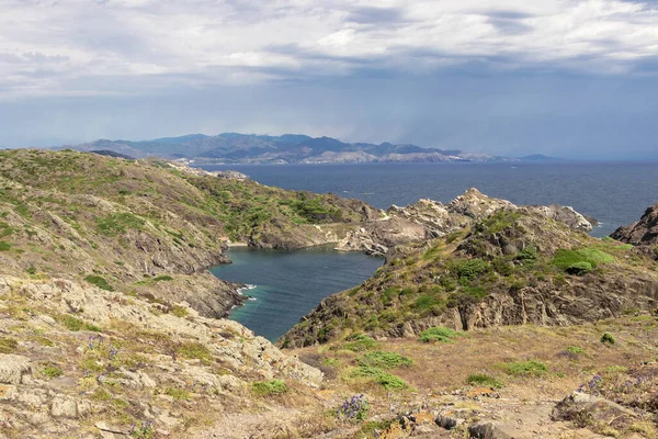 Een Prachtig Uitzicht Zee Omringd Door Rotsachtige Kliffen — Stockfoto