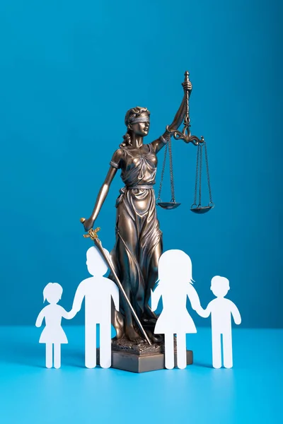 Uma Escultura Themis Deusa Grega Justiça Com Figuras Família Papel — Fotografia de Stock