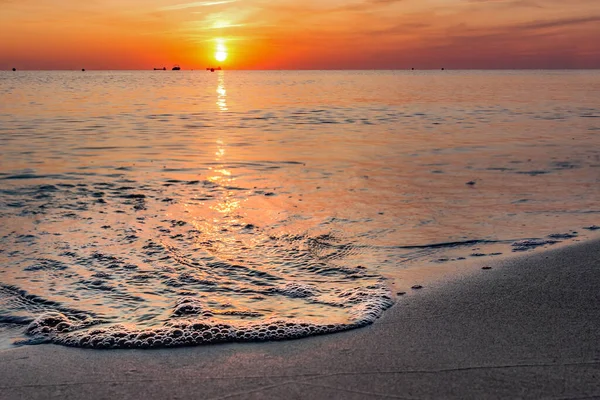 Kumsalda Altın Bir Günbatımının Görkemli Manzarası — Stok fotoğraf
