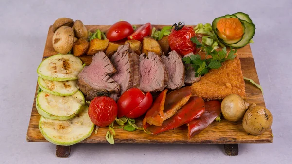 Carne Grelhada Com Legumes Salada Prato Branco — Fotografia de Stock