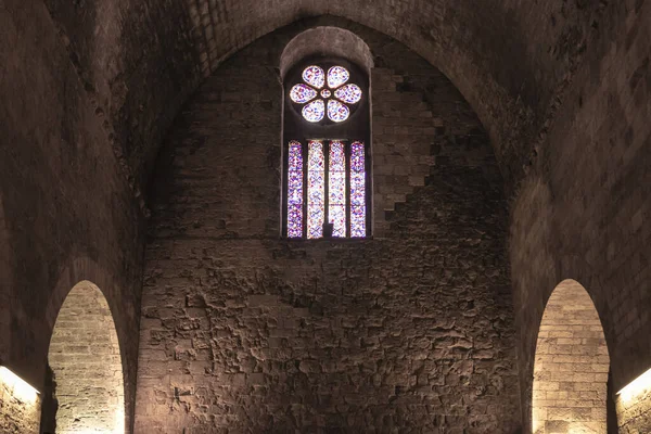 Interiér Starého Kostela Krásným Barevným Sklem — Stock fotografie