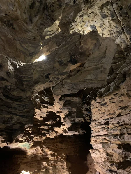 Mermer Bir Mağaranın Dikey Yakın Çekimi — Stok fotoğraf