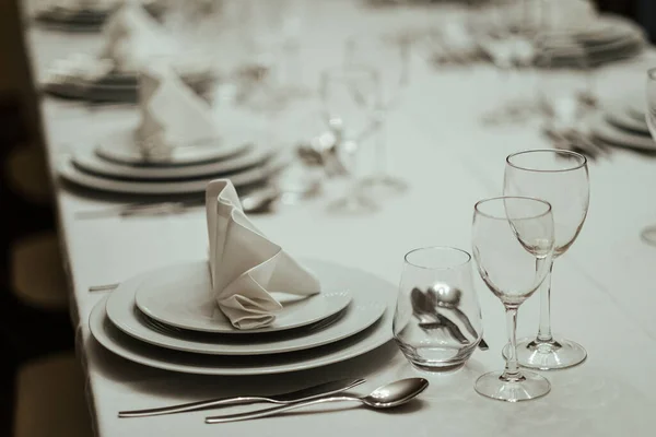 Eine Nahaufnahme Eines Tisches Mit Ausgefallenem Geschirr Glasbechern Und Servietten — Stockfoto