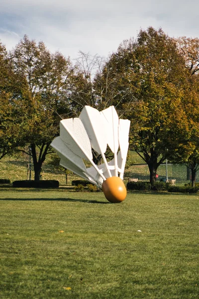Kansas City United States Nov 2021 Vertical Shot Shuttlecock Sculpture — 스톡 사진