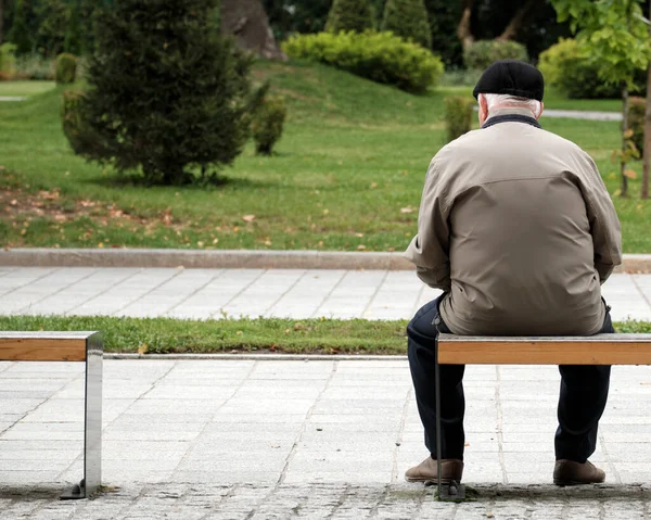 Starý Muž Sedící Lavičce Parku — Stock fotografie