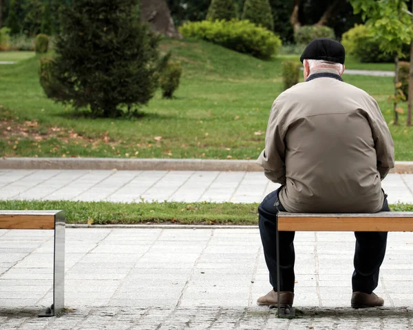 Vieil Homme Assis Sur Banc Dans Parc — Photo