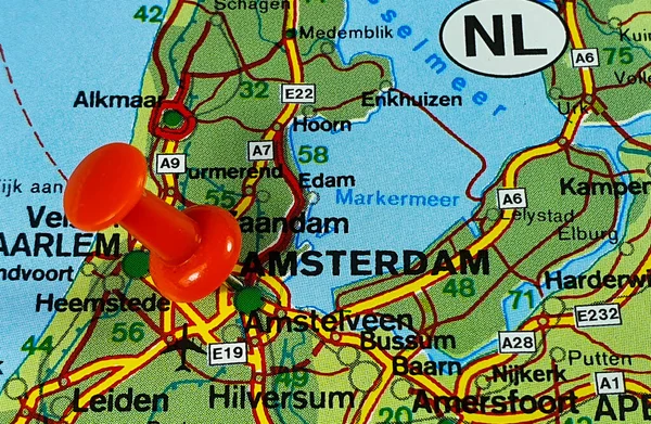 Hollanda Daki Amsterdam Şehrinin Haritasında Yerini Gösteren Kırmızı Bir Iğne — Stok fotoğraf
