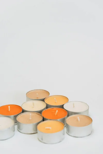 Ένα Κοντινό Πλάνο Διακοσμητικών Κεριών Λευκό Φόντο — Φωτογραφία Αρχείου